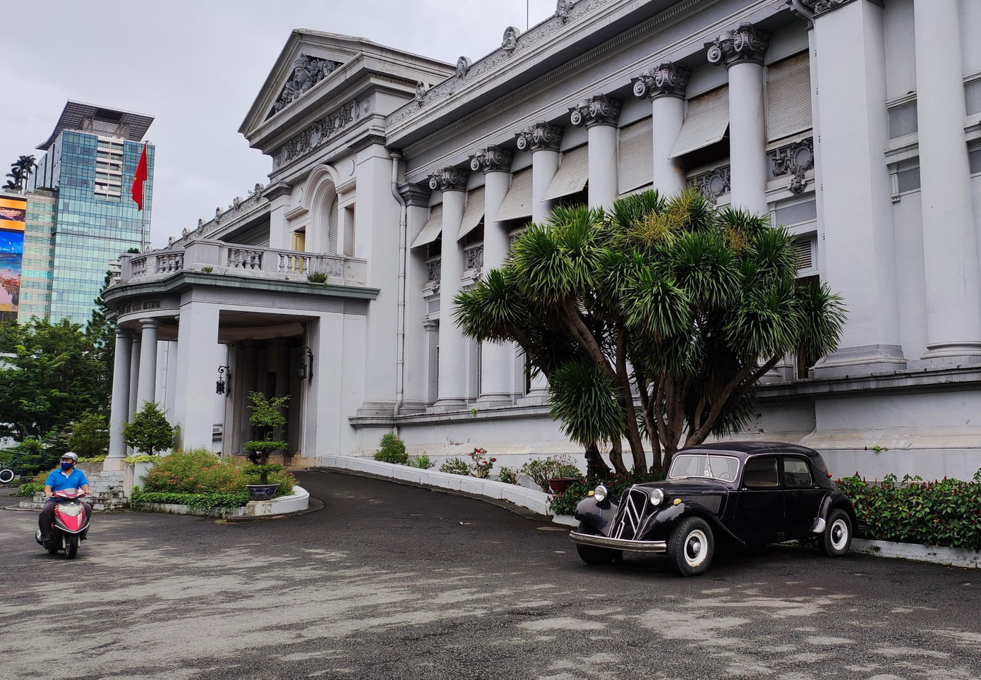 Dù đã mở cửa trở lại hơn 10 ngày, Bảo tàng Thành phố Hồ Chí Minh (quận 1) vẫn khá im ắng. Chị Nhung - nhân viên thuyết minh, cho biết bảo tàng đã bắt đầu hoạt động trở lại từ đầu tháng 10 và tuân thủ theo Bộ tiêu chí an toàn phòng chống dịch mà UBND TPHCM ban hành, trong đó đảm bảo khách tham quan phải tiêm đủ 2 mũi vắc xin, thực hiện khai báo y tế từ bên ngoài cổng...