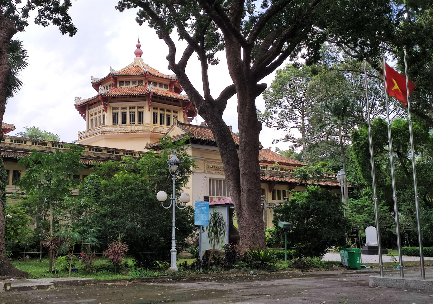 Bảo tàng Lịch sử Việt Nam tọa lạc bên trong Thảo Cầm Viên Sài Gòn hiện cũng còn đóng cửa - Ảnh: Ngô Tùng.