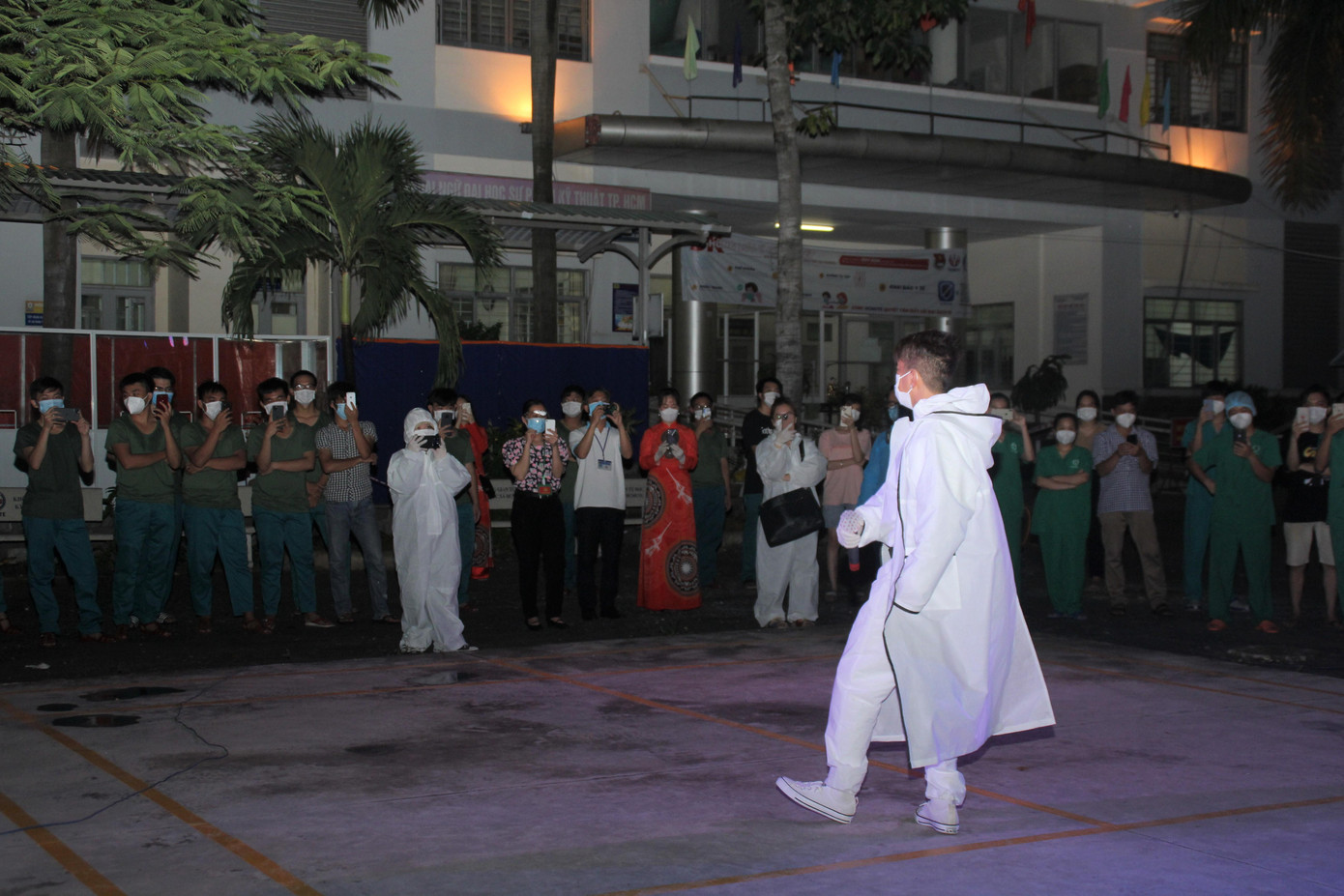 Được biết, để chuẩn bị cho đêm diễn, nam ca sỹ đã nhờ nhà thiết kế "biến tấu" trang phục bảo hộ thành một chiếc áo choàng chỉ trong thời gian ngắn.