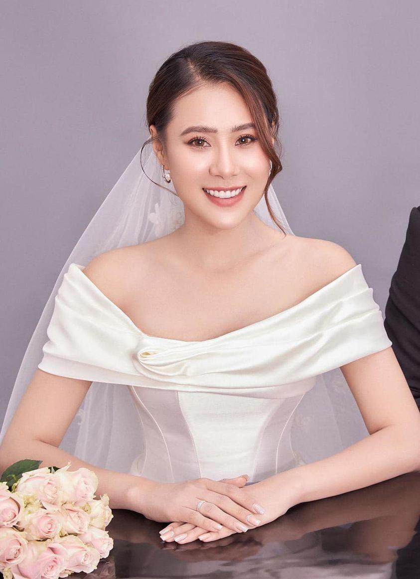 Cuối tháng 4, Hồ Bích Trâm bất ngờ chia sẻ bộ ảnh cưới trên trang cá nhân và đón nhận những lời chúc phúc của đông đảo bạn bè, đồng nghiệp và người hâm mộ. Ông xã diễn viên Quảng Ngãi hơn cô 7 tuổi, không hoạt động trong ngành giải trí. (Ảnh: FBNV)