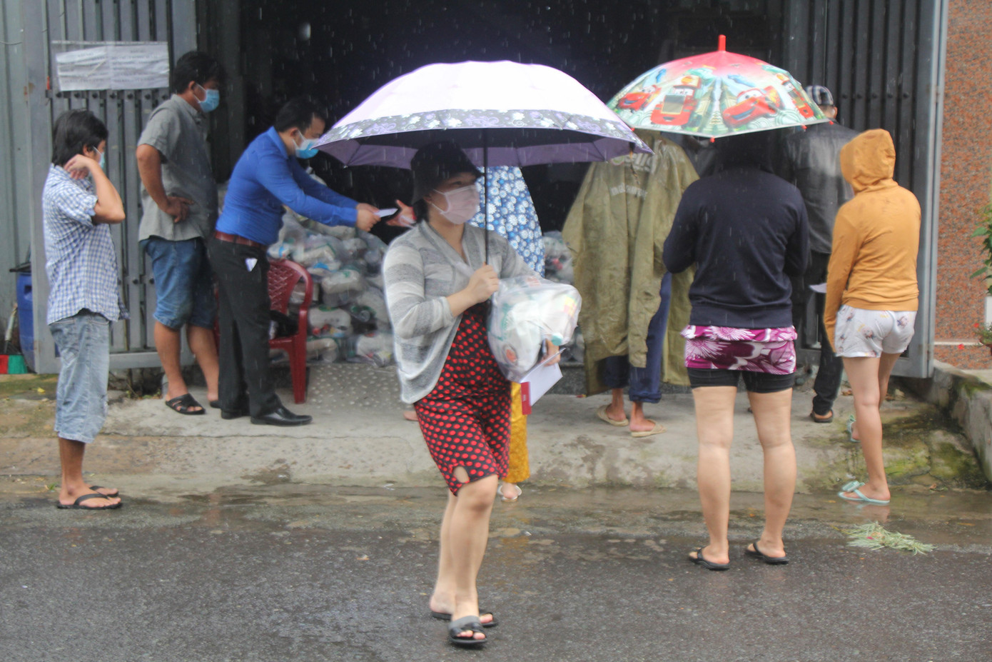 Bà Lê Thị Dung, Giám đốc Marketing Công ty Hybrid Technologies Vietnam cho biết, phương châm của công ty là ngoài tạo môi trường làm việc ổn định và hạnh phúc cho nhân viên, doanh nghiệp cũng muốn đóng góp cho công tác an sinh xã hội. Theo thông lệ nhiều năm qua, công ty đều tổ chức các hoạt động từ thiện xã hội tại các địa bàn khó khăn, gặp thiên tai... Tuy nhiên, do năm nay dịch bệnh hoành hành nên công ty không trực tiếp tham gia được. "Được biết báo triển khai chương trình "Cùng Tiền Phong tiếp sức tuyến đầu chống dịch COVID-19", nên công ty cũng thiết thực đồng hành với mong muốn chung tay góp sức hỗ trợ cho đồng bào sớm vượt qua khó khăn", bà Lê Thị Dung bày tỏ.