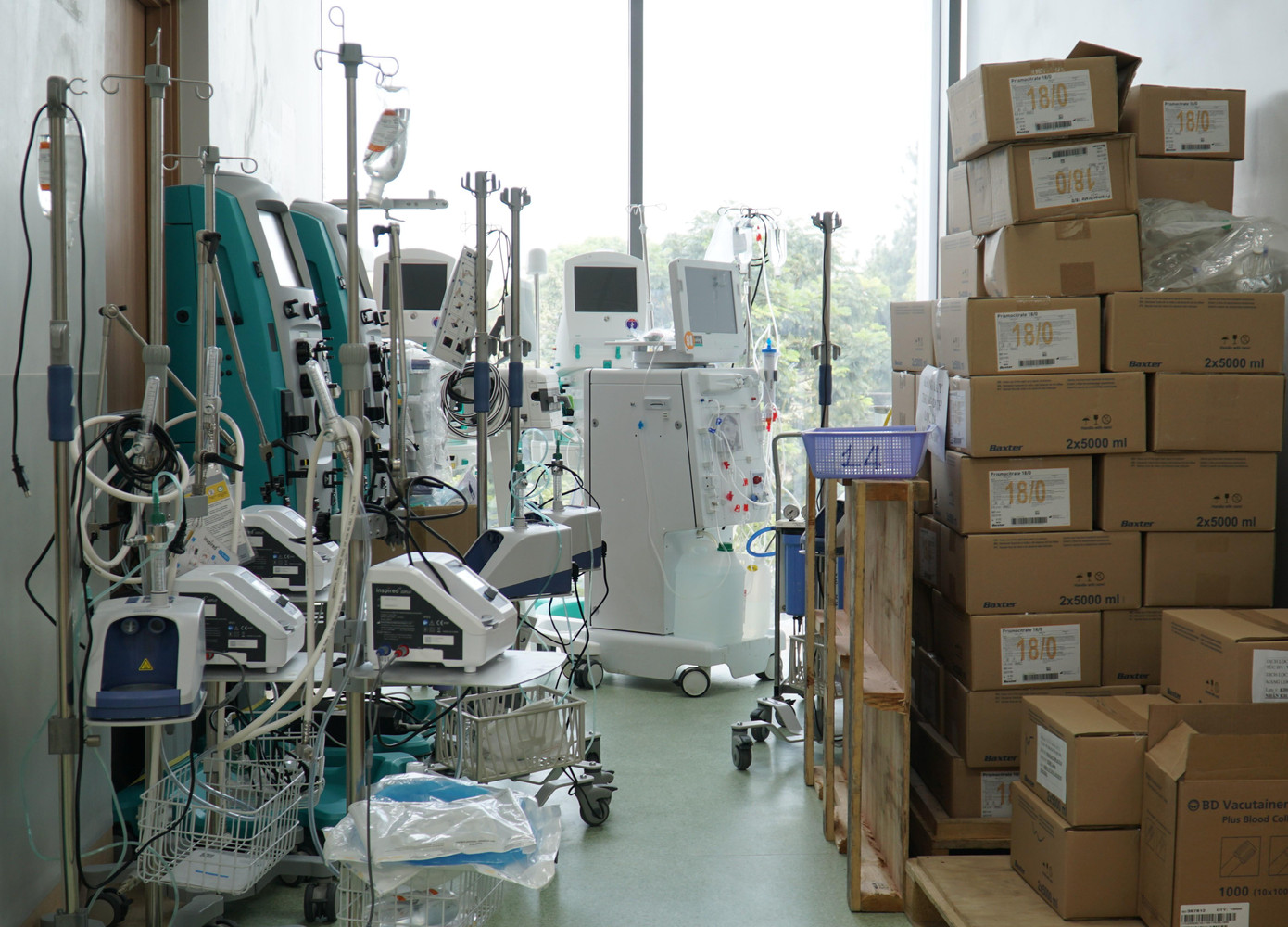 Bệnh viện Hồi sức COVID-19 đặt tại cơ sở 2 Bệnh viện Ung bướu TPHCM đang triển khai thêm một số trang thiết bị. Bệnh viện Hồi sức COVID-19 đặt tại cơ sở 2 Bệnh viện Ung bướu TPHCM đang triển khai thêm một số trang thiết bị.