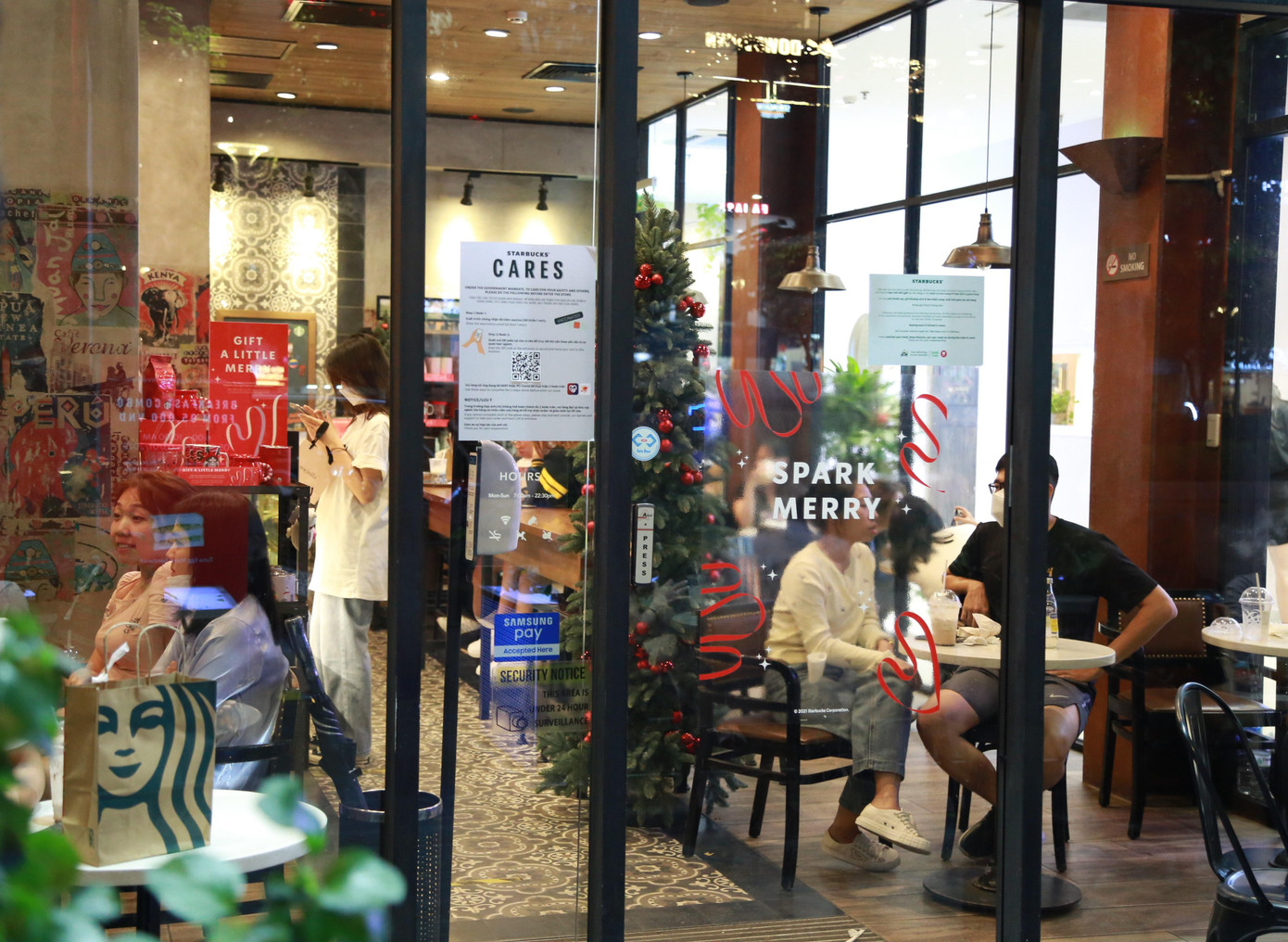 Không khí Noel đã &quot;đổ bộ&quot; ngập tràn tại nhiều hàng quán kinh doanh trên địa bàn TPHCM.