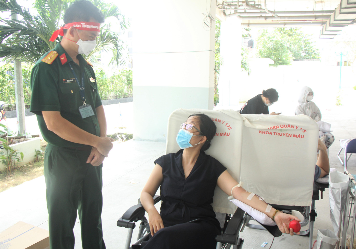 Chị Nguyễn Thị Thu Hương, Phó Ban Quản trị Chung cư Tara Residence chia sẻ giọt máu tình nguyện tại chương trình "Chủ nhật Đỏ" - Ảnh: Ngô Tùng Chị Nguyễn Thị Thu Hương, Phó Ban Quản trị Chung cư Tara Residence chia sẻ giọt máu tình nguyện tại chương trình "Chủ nhật Đỏ" - Ảnh: Ngô Tùng