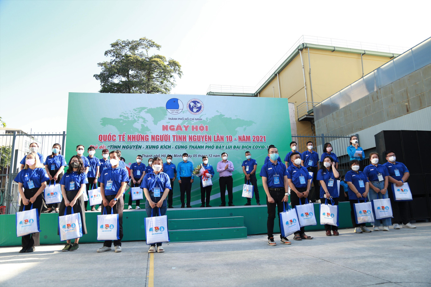 Dịp này, đội tình nguyện phản ứng nhanh phòng, chống dịch COVID-19 TPHCM đã ra mắt và tiếp tục lên đường hỗ trợ tỉnh Sóc Trăng chống dịch. Trước đó, một đội hình 25 thành viên đã về Sóc Trăng hỗ trợ công tác chống dịch tại địa phương.