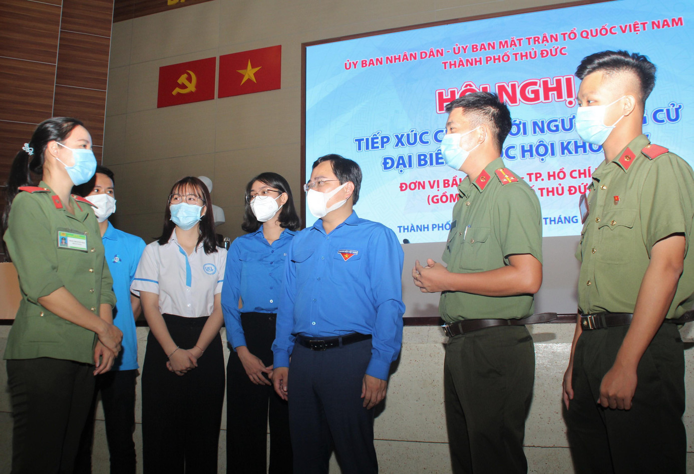 Anh Nguyễn Anh Tuấn gặp gỡ, trao đổi cùng các bạn trẻ sau buổi tiếp xúc cử tri Anh Nguyễn Anh Tuấn gặp gỡ, trao đổi cùng các bạn trẻ sau buổi tiếp xúc cử tri