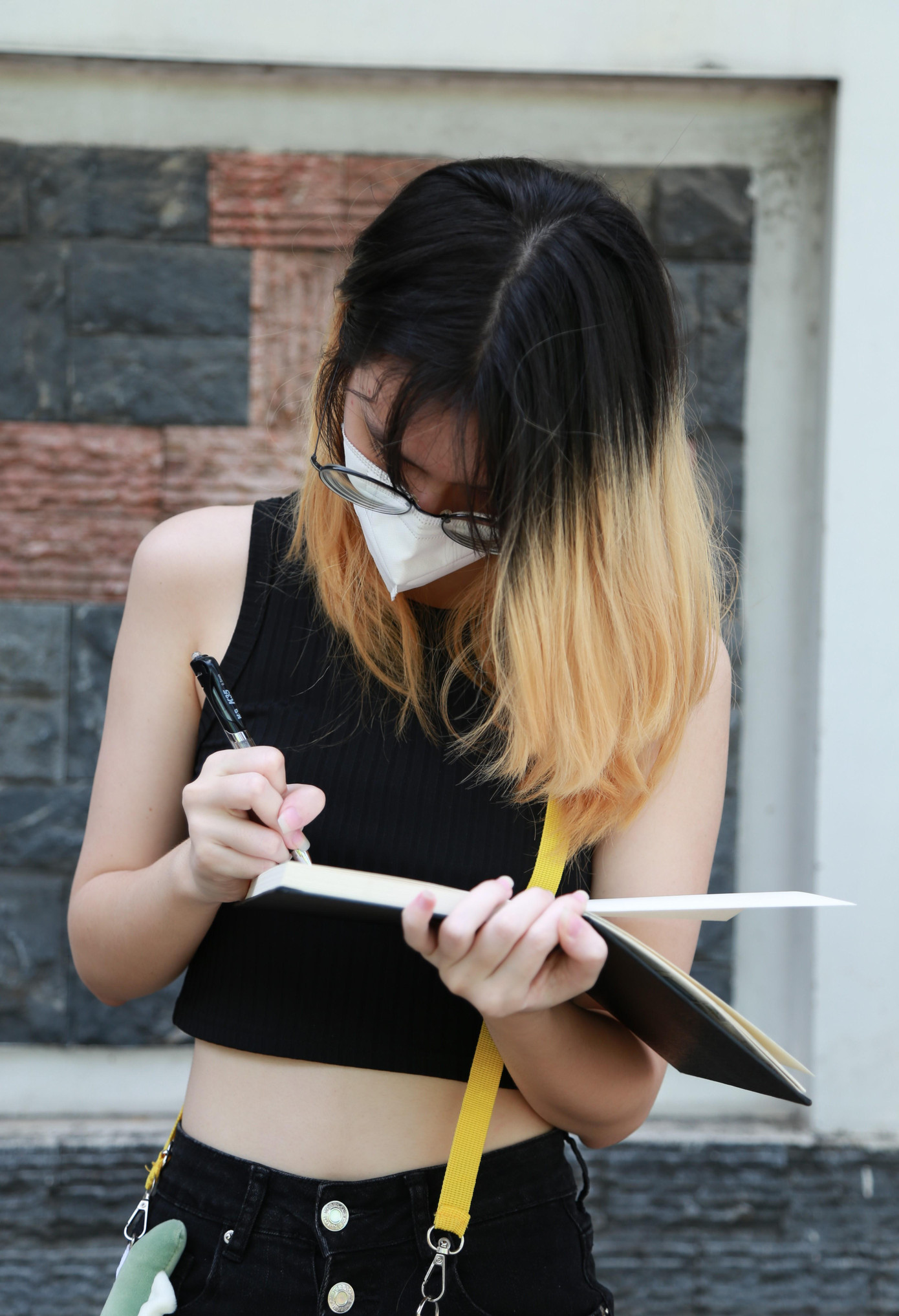 Estelle tỉ mẩn ký họa lại các bức tranh đường phố.