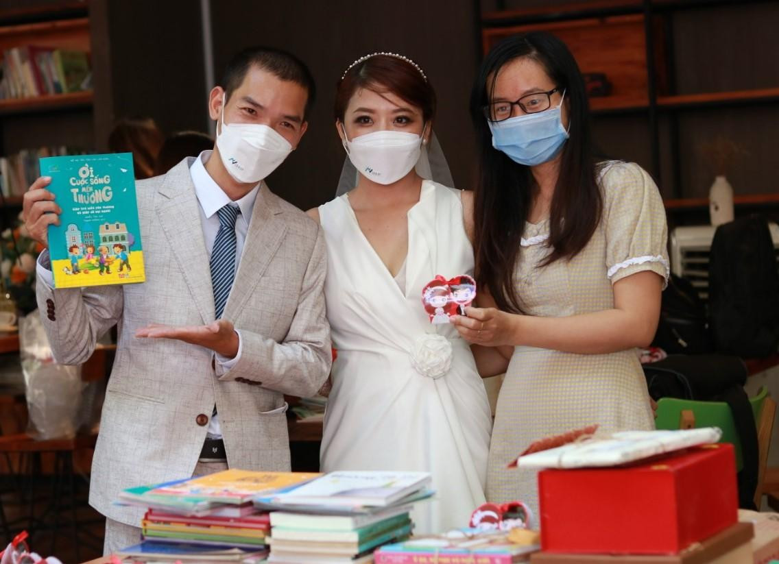 Đôi tân lang tân nương đón nhận những phần quà ý nghĩa từ bạn bè trong ngày "về chung một nhà" - Ảnh: NVCC Đôi tân lang tân nương đón nhận những phần quà ý nghĩa từ bạn bè trong ngày "về chung một nhà" - Ảnh: NVCC