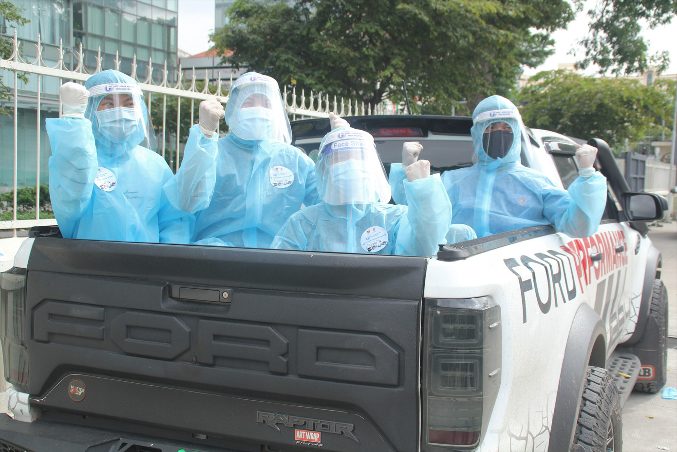 Tình nguyện viên lên đường làm nhiệm vụ khử khuẩn tại các địa bàn Tình nguyện viên lên đường làm nhiệm vụ khử khuẩn tại các địa bàn