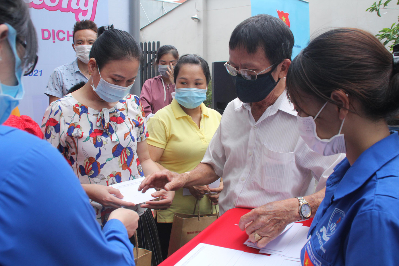 T.Ư Đoàn tiếp sức, chia sẻ yêu thương với người dân ảnh hưởng dịch bệnh ở TP Thủ Đức ảnh 5