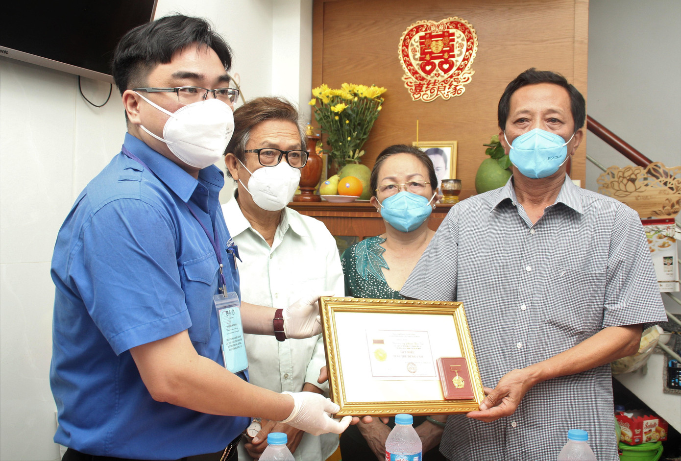 Anh Ngô Minh Hải, Phó Bí thư Thường trực Thành Đoàn, Chủ tịch Hội LHTN Việt Nam TPHCM truy tặng Huy hiệu "Tuổi trẻ dũng cảm" đối với thượng úy Phan Tấn Tài. Anh Ngô Minh Hải, Phó Bí thư Thường trực Thành Đoàn, Chủ tịch Hội LHTN Việt Nam TPHCM truy tặng Huy hiệu "Tuổi trẻ dũng cảm" đối với thượng úy Phan Tấn Tài.
