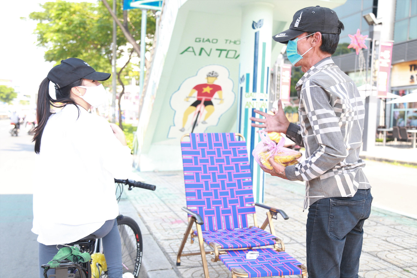 Những cuộc trò chuyện, thăm hỏi ngắn trên đường giúp cô gái trẻ hiểu hơn về cuộc sống của người lao động.