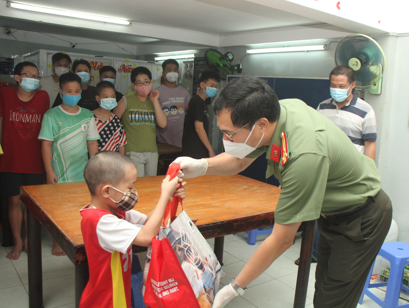 Thượng tá Lê Viết Tiệp tặng quà cho các bạn nhỏ tại mái ấm Ánh Sáng...