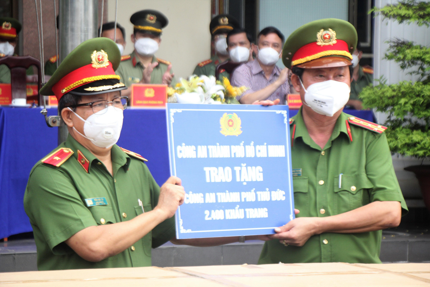 Thiếu tướng Trần Đức Tài trao tặng lực lượng Công an Thủ Đức 2.400 khẩu trang y tế.