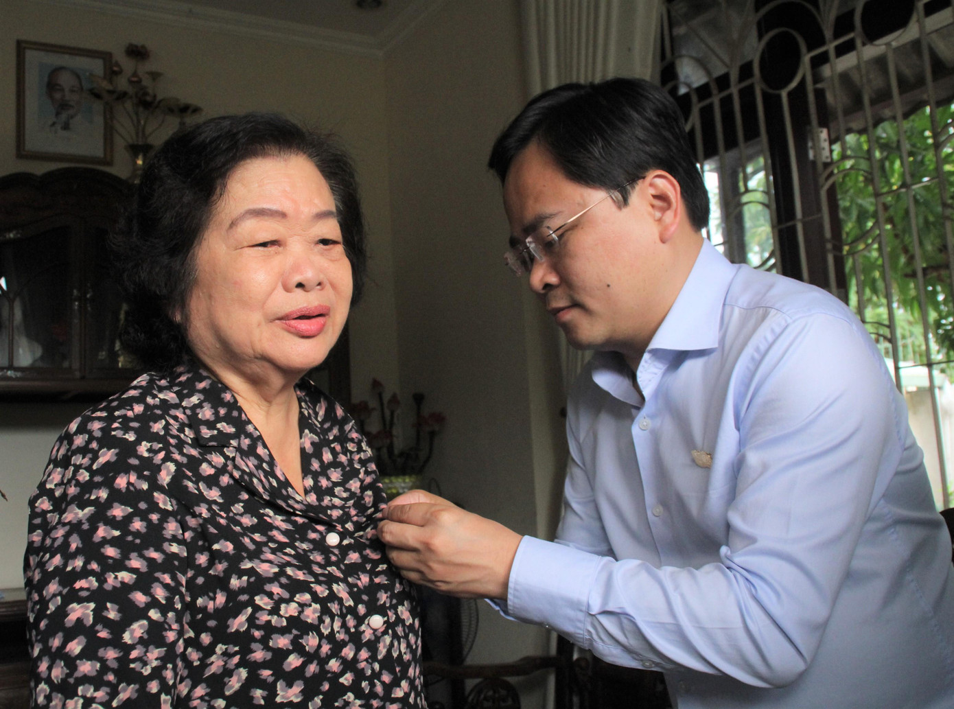 Anh Nguyễn Anh Tuấn đến thăm, trao huy hiệu Đội cho bà Trương Mỹ Hoa, nguyên Bí thư Trung ương Đảng, nguyên Phó Chủ tịch nước, Chủ tịch Hội đồng Quản lý quỹ học bổng Vừ A Dính