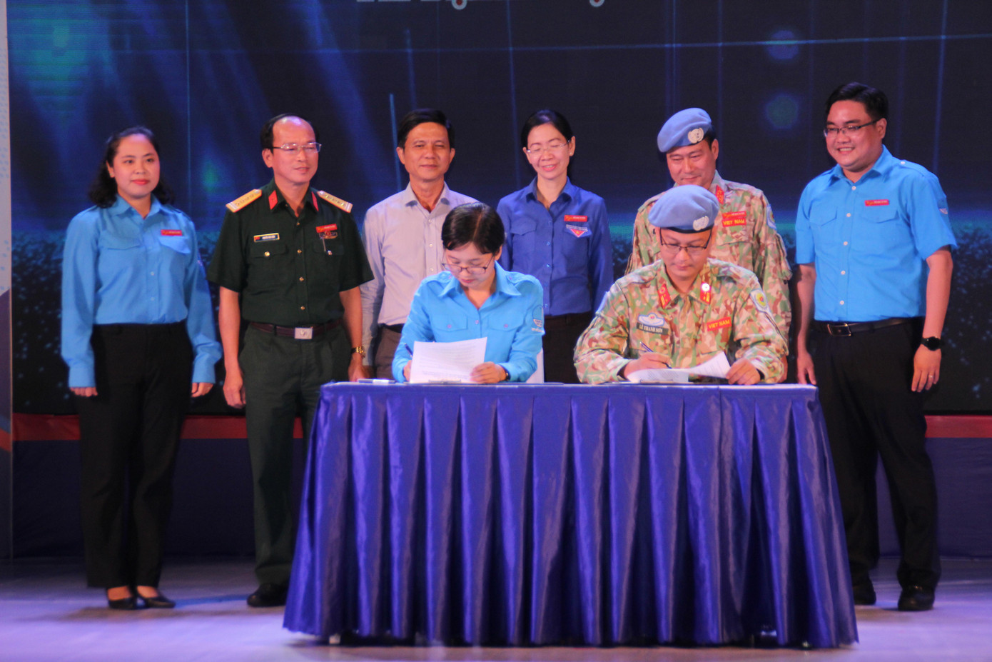 Ký kết liên tịch các nội dung phối hợp giữa Hội LHTN Việt Nam TPHCM và Bệnh viện Dã chiến số 2 cấp 3 Ký kết liên tịch các nội dung phối hợp giữa Hội LHTN Việt Nam TPHCM và Bệnh viện Dã chiến số 2 cấp 3