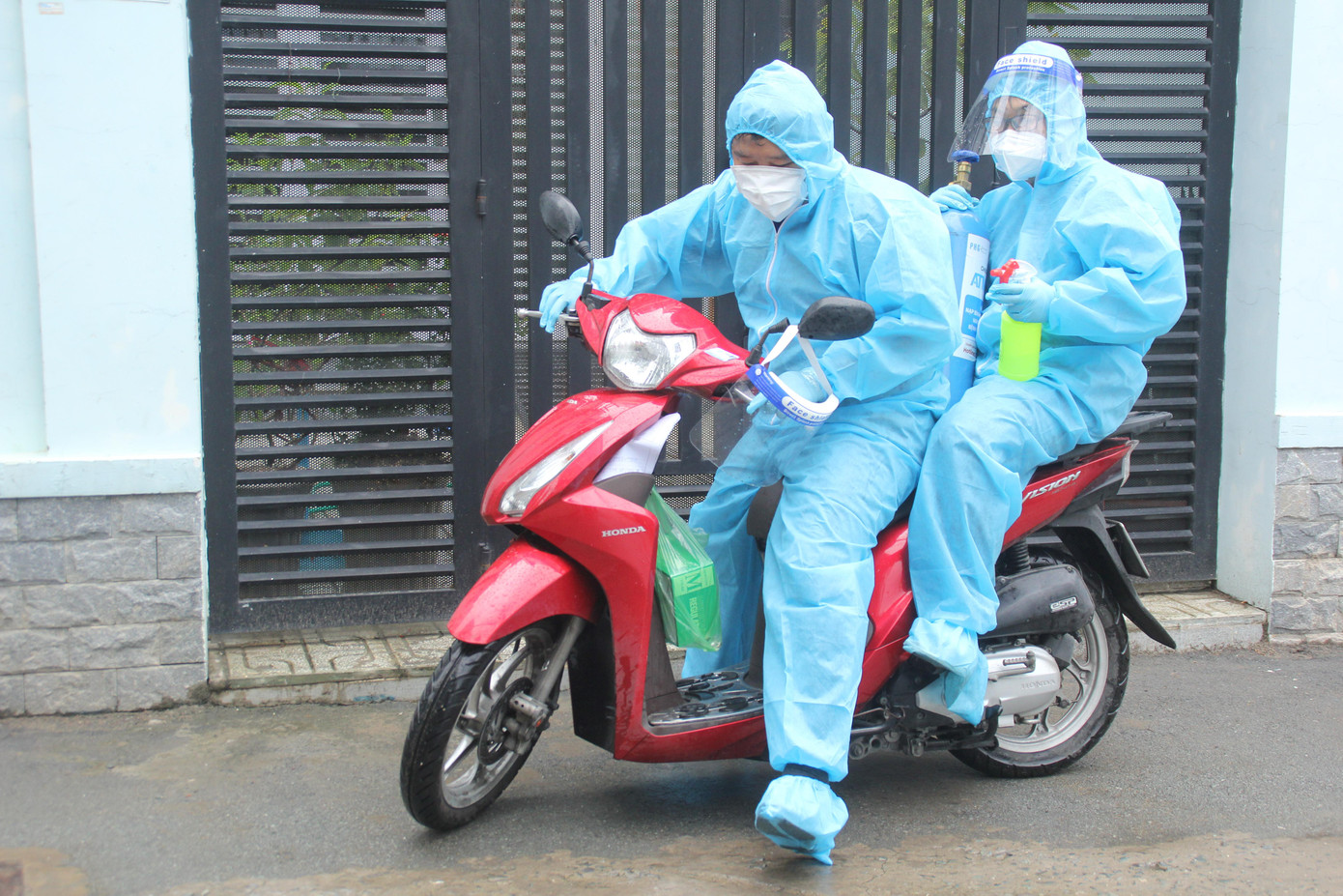 Quang Thế và Thành Nhân tất tả mang bình oxy đến cứu trợ bà con trên địa bàn quận 7. "Có lúc anh em dở khóc dở cười vì người nhà cho địa chỉ sai, dù chỉ chênh lệch một con số thôi nhưng lại khá mất công đi tìm", anh Thế cho hay.