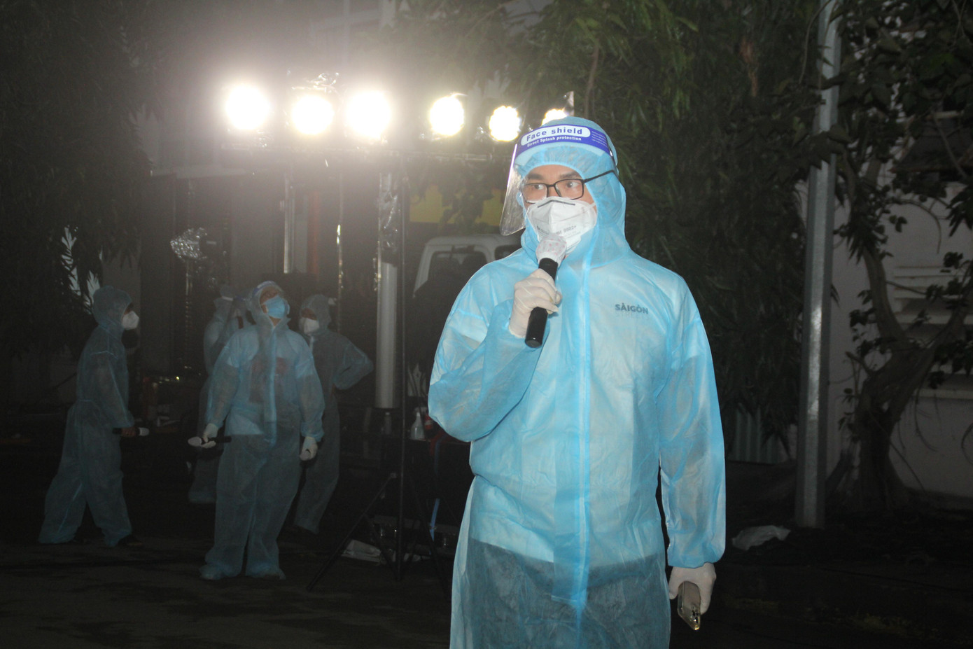 Giữ vai trò MC trong đêm văn nghệ, MC Đại Nghĩa cũng gửi đến các thầy thuốc, bà con bệnh nhân và các tình nguyện viên những tình cảm tri ân, lời chúc an lành và khỏe mạnh hơn trong những ngày tới.