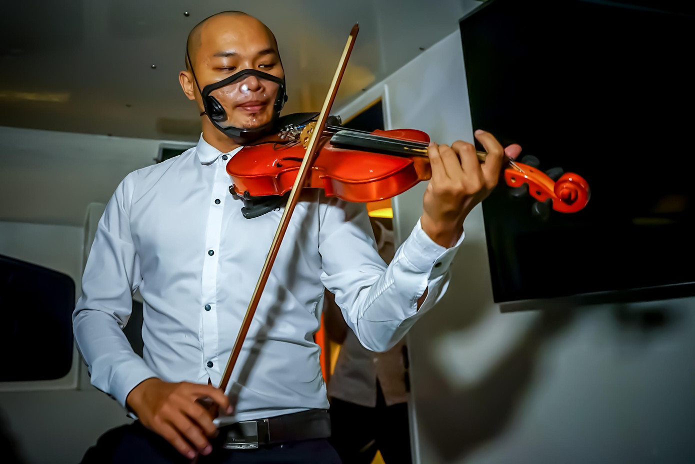 “Trước giờ tôi thường đứng yên tại chỗ để chơi nhạc, hôm nay là lần đầu tiên tôi được vừa đi, vừa chơi nhạc. Điều này gợi cho tôi một không gian rất lãng mạn. Tôi hơi hồi hộp khi chơi nhạc trên tàu vì tàu chạy cũng hơi chòng chành. Tuy nhiên, khách trên tàu vui vẻ thưởng thức nhạc của tôi làm tôi rất hào hứng”, anh Đinh Thế Vương (ngụ TP.Thủ Đức) cho biết.