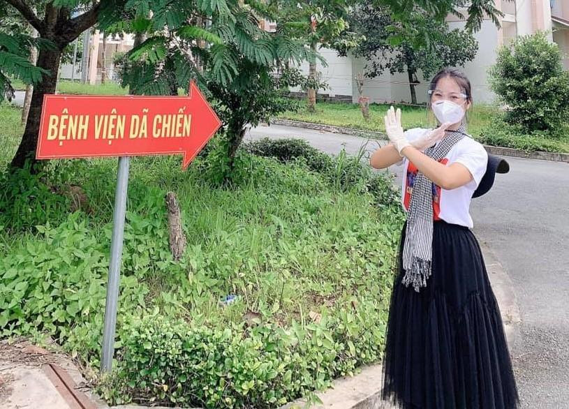 Tánh Linh phục vụ văn nghệ động viên y bác sỹ tại Bệnh viện Dã chiến Củ Chi (Ảnh: NVCC)