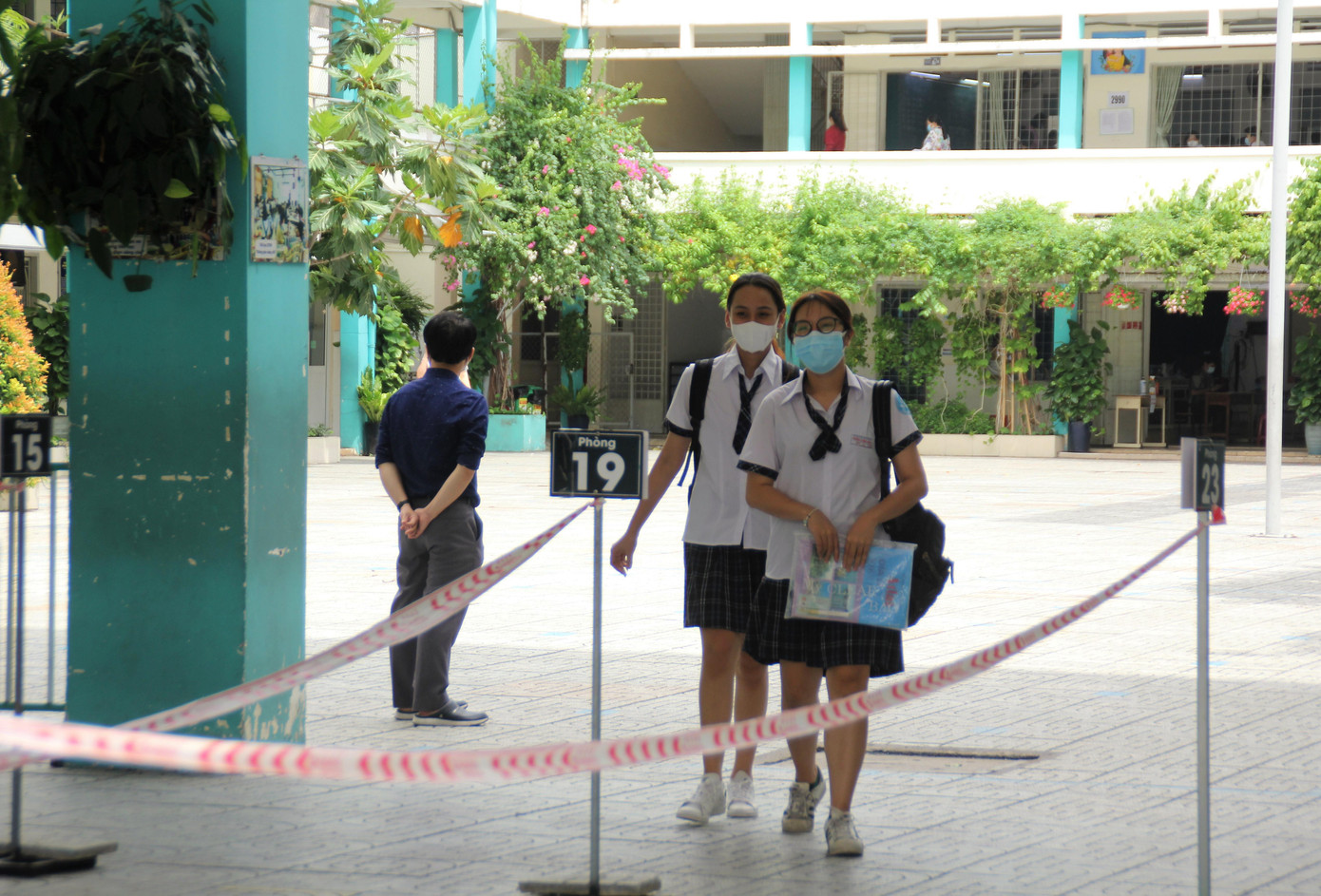 Kết thúc giờ thi tổ hợp KHXH và KHTN sáng nay (8/7), các em thí sinh TPHCM được các cán bộ, nhân viên hội đồng thi THCS Điện Biên (quận Bình Thạnh) điều tiết ra về theo từng phòng học để tránh ùn ứ thí sinh. Kết thúc giờ thi tổ hợp KHXH và KHTN sáng nay (8/7), các em thí sinh TPHCM được các cán bộ, nhân viên hội đồng thi THCS Điện Biên (quận Bình Thạnh) điều tiết ra về theo từng phòng học để tránh ùn ứ thí sinh.