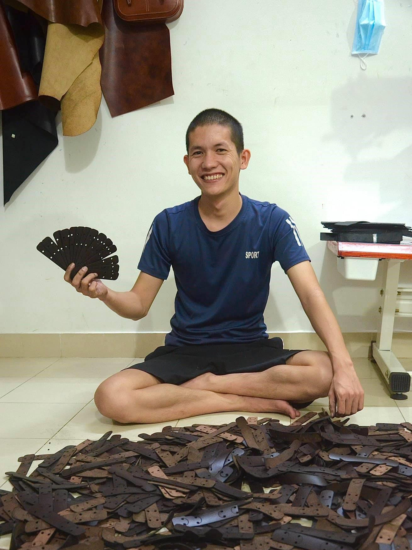 Anh Phạm Văn Lập và bạn gái gửi yêu thương đến tuyến đầu chống dịch bằng những sản phẩm thiết thực (Ảnh: NVCC)