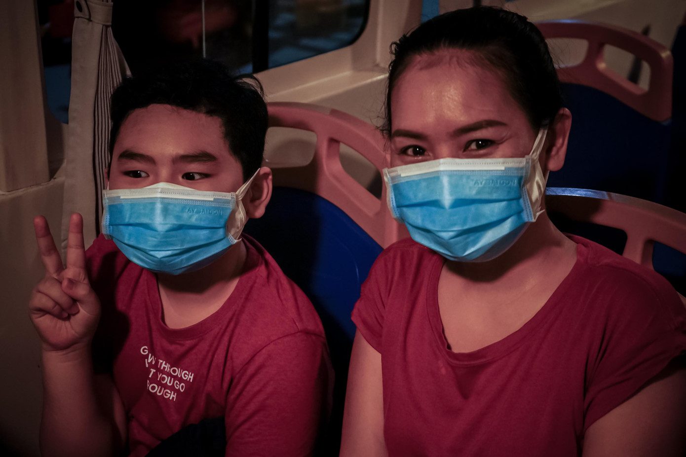 Chị Thanh Nga (quận Bình Thạnh, TPHCM) nóng lòng chờ đợi tàu xuất phát chia sẻ: “Tôi và con gái mua vé online và là một trong những người đầu tiên mua được chuyến này. TPHCM bị giãn cách do dịch cũng gần nửa năm, giờ được tự do hơn và có chương trình này tôi thấy rất vui. Đi trên sông vừa mát mẻ vừa được ngắm cảnh Sài Gòn về đêm nên tôi thật sự rất phấn khởi. So với buýt ban ngày thì tôi thích đi buýt sông ban đêm hơn”.