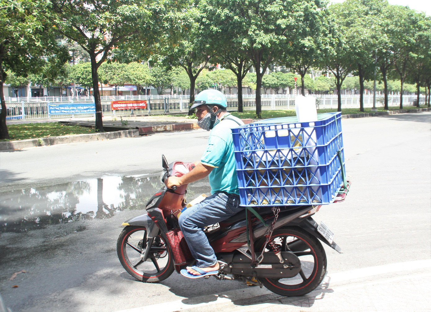 Tài xế dịch vụ bưu chính cũng hoạt động bình thường.