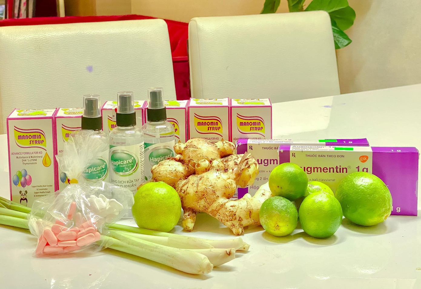 Khi thấy nhiều hoàn cảnh F0 thiếu thuốc men, Yến Nhung gửi đến tận nhà bà con. Khi thấy nhiều hoàn cảnh F0 thiếu thuốc men, Yến Nhung gửi đến tận nhà bà con.