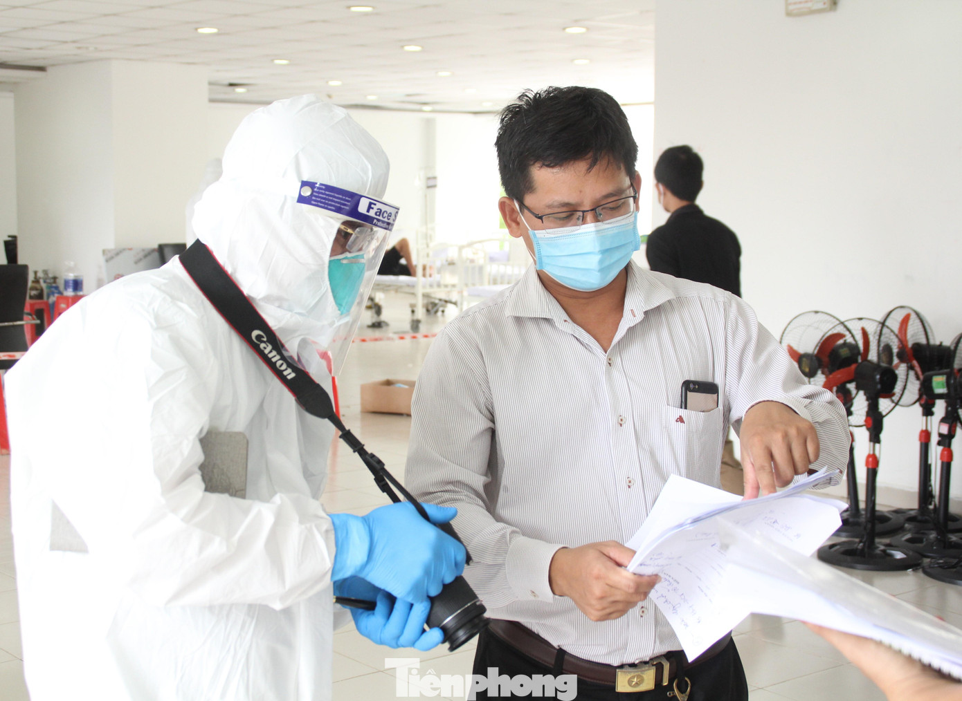 Phóng viên Tiền Phong tác nghiệp tại Bệnh viện Dã chiến thu dung điều trị COVID-19 số 3. Phóng viên Tiền Phong tác nghiệp tại Bệnh viện Dã chiến thu dung điều trị COVID-19 số 3.