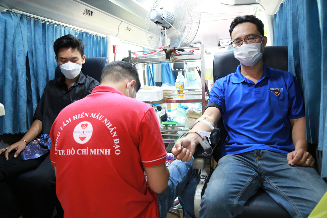 Bạn trẻ chia sẻ giọt máu tình nguyện trong khuôn khổ ngày hội.