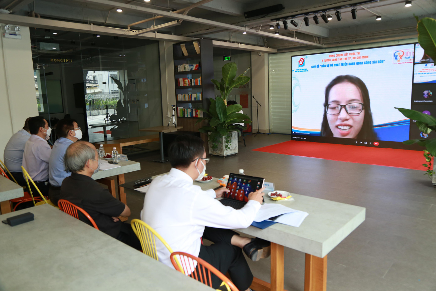 Bạn trẻ thuyết minh đề tài tại vòng chung kết cuộc thi "Ý tưởng sáng tạo trẻ TPHCM" trong khuôn khổ liên hoan. Bạn trẻ thuyết minh đề tài tại vòng chung kết cuộc thi "Ý tưởng sáng tạo trẻ TPHCM" trong khuôn khổ liên hoan.