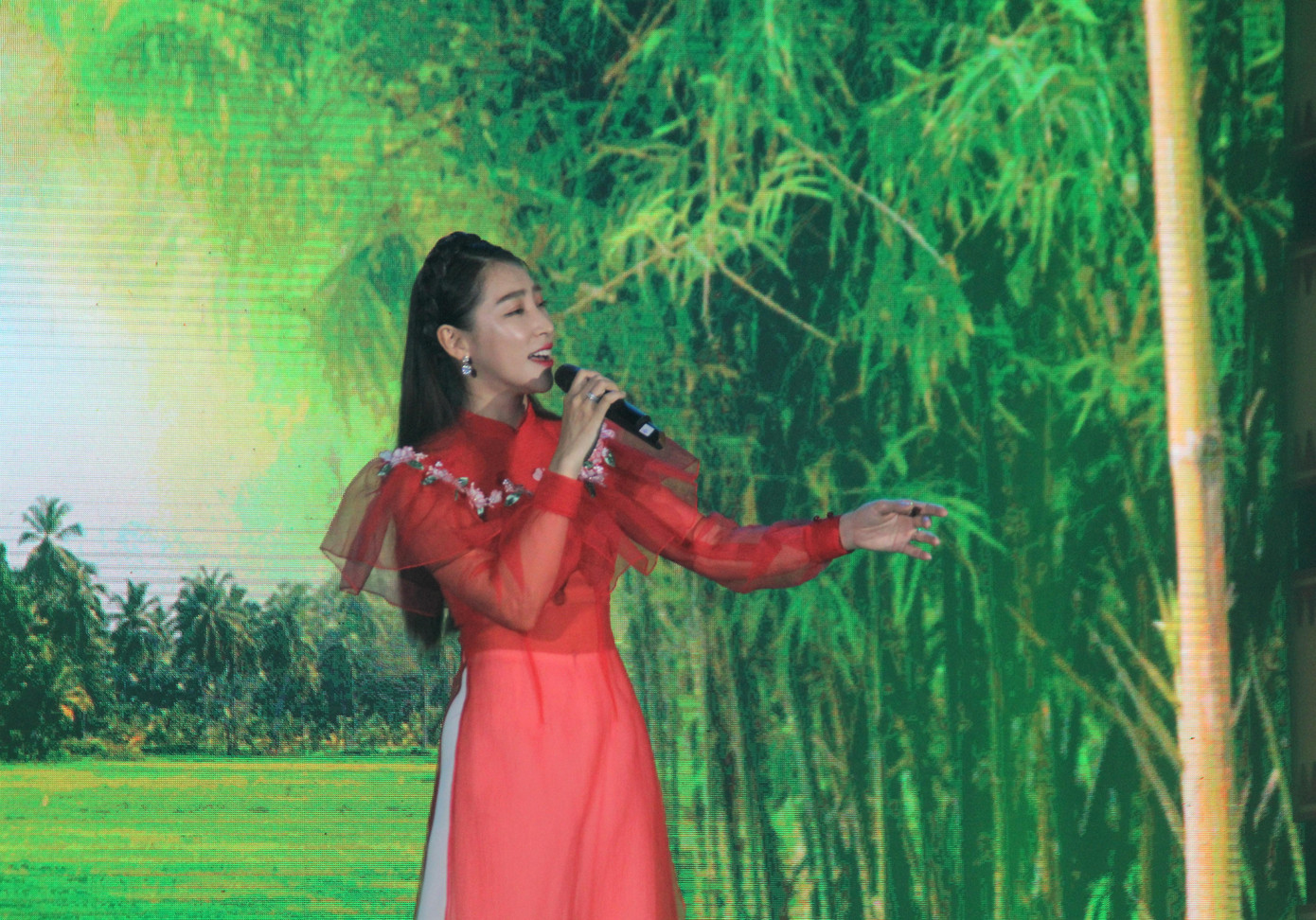 Cao Công Nghĩa thể hiện chất giọng ngọt ngào qua các bài hát trữ tình