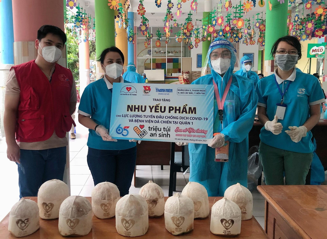 Trung tâm CTXH Thanh thiếu niên Việt Nam trao các phần quà tiếp sức tuyến đầu đẩy lùi COVID-19 (Ảnh: Trung tâm CTXH Thanh thiếu niên)