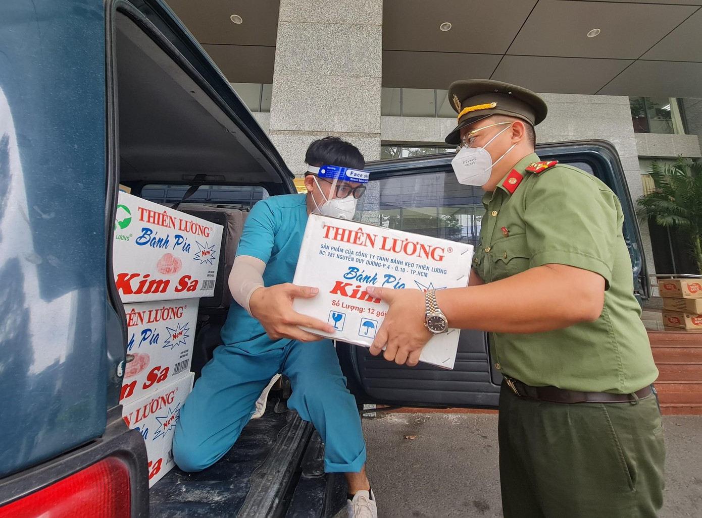 Đoàn Thanh niên Công an TPHCM gửi tặng các phần quà cho đội ngũ y tế để chia sẻ lại cho các em thiếu nhi đang điều trị tại Bệnh viện dã chiến Củ Chi (Ảnh: Đoàn CATP)