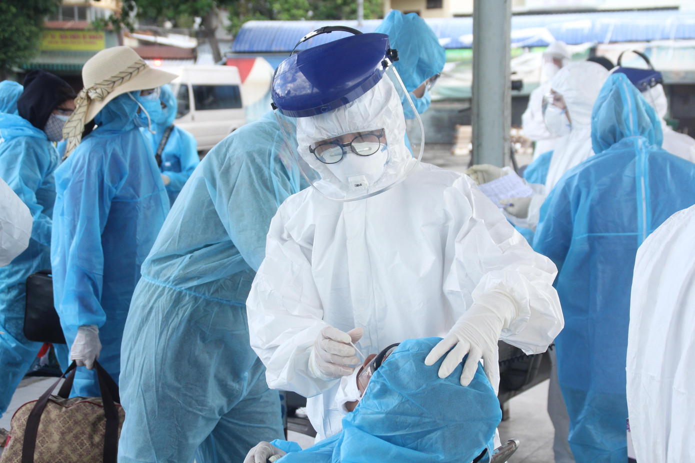 Trước giờ khởi hành, tất cả bà con được test kháng nguyên để đảm bảo an toàn cho mọi người tham gia hành trình. Trước đó, ngay ngày hôm qua (24/7), bà con cũng được yêu cầu test COVID-19. Trước giờ khởi hành, tất cả bà con được test kháng nguyên để đảm bảo an toàn cho mọi người tham gia hành trình. Trước đó, ngay ngày hôm qua (24/7), bà con cũng được yêu cầu test COVID-19.