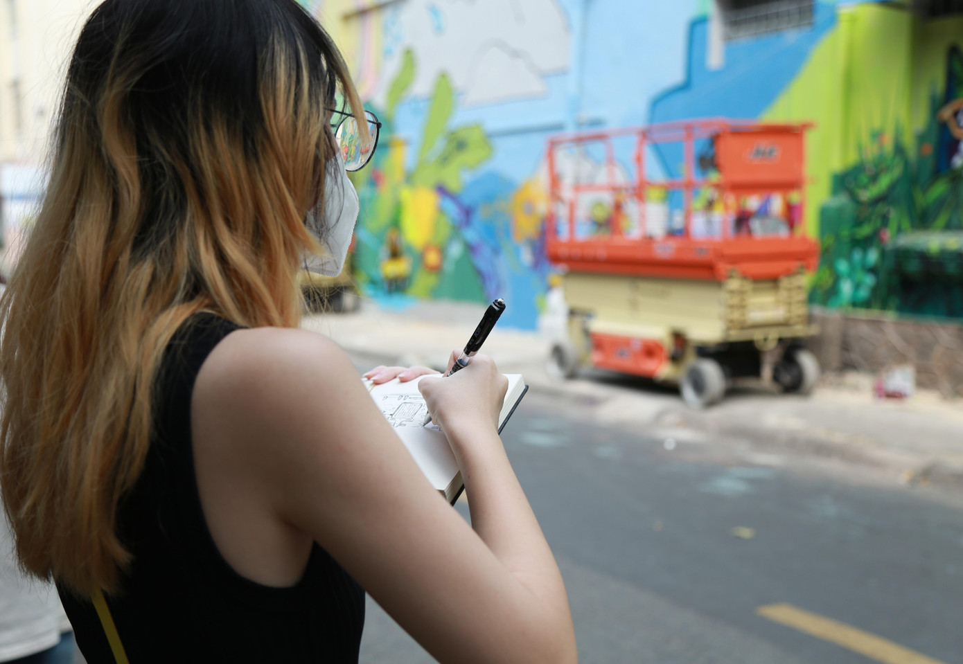 Estelle, cô gái mang hai dòng máu Việt - Pháp có mặt xuyên suốt buổi họp mặt hôm nay để quan sát và trò chuyện với những người yêu thích nghệ thuật nói chung và tranh đường phố nói riêng.