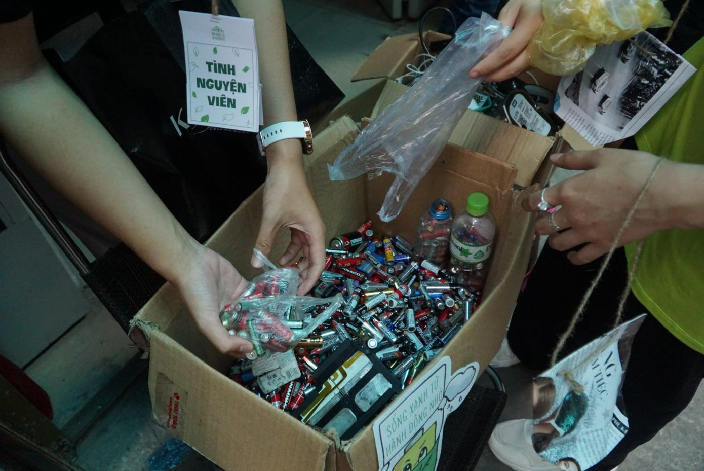 Những viên pin thu nhận được sẽ được gửi đến điểm tập kết của Việt Nam tái chế để được xử lý triệt để nhất. Được biết, mỗi viên pin bị vứt ra môi trường hay xử lý không đúng cách sẽ làm ô nhiễm 1 mét khối đất và 500 lít nước trong vòng 50 năm.