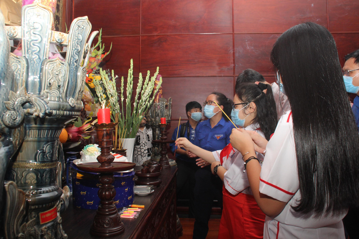 Các em thiếu nhi thắp hương tưởng nhớ Bác Hồ Các em thiếu nhi thắp hương tưởng nhớ Bác Hồ