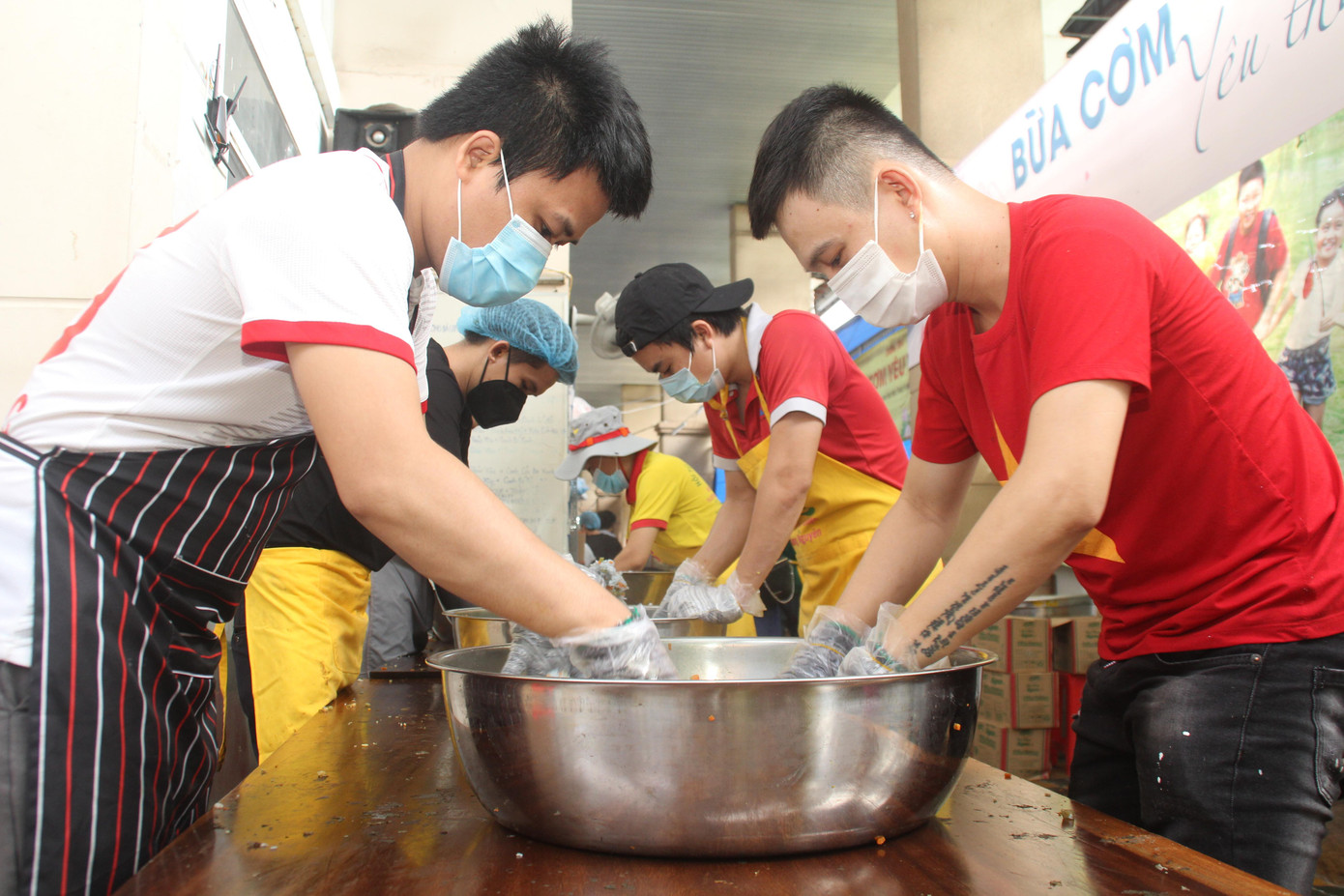 Đội ngũ Phật tử, tình nguyện viên hăng hái tham gia công việc. Đội ngũ Phật tử, tình nguyện viên hăng hái tham gia công việc.