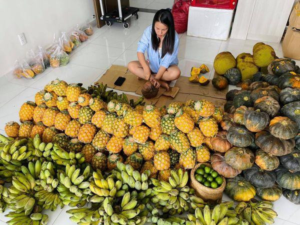 Hồng Vân phân loại, cắt gọt củ quả rồi đóng gói và gửi tặng mỗi nơi mỗi ít. (Ảnh: NVCC) Hồng Vân phân loại, cắt gọt củ quả rồi đóng gói và gửi tặng mỗi nơi mỗi ít. (Ảnh: NVCC)
