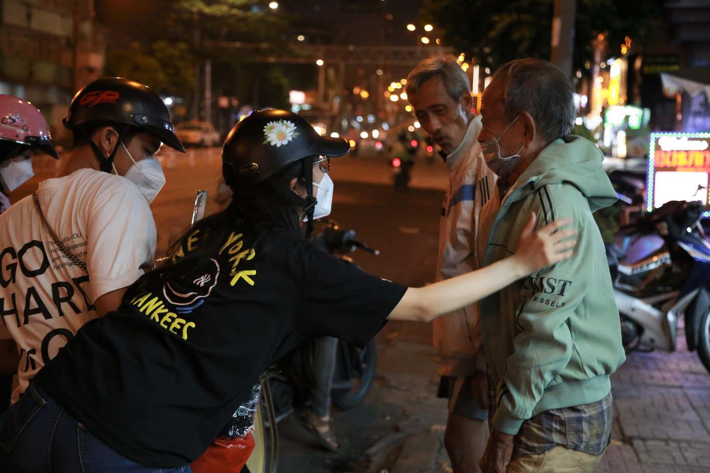 Trên đường đi qua, Phương dừng lại để giúp đỡ mỗi khi thấy ai đó khó khăn cần hỗ trợ. Trên đường đi qua, Phương dừng lại để giúp đỡ mỗi khi thấy ai đó khó khăn cần hỗ trợ.