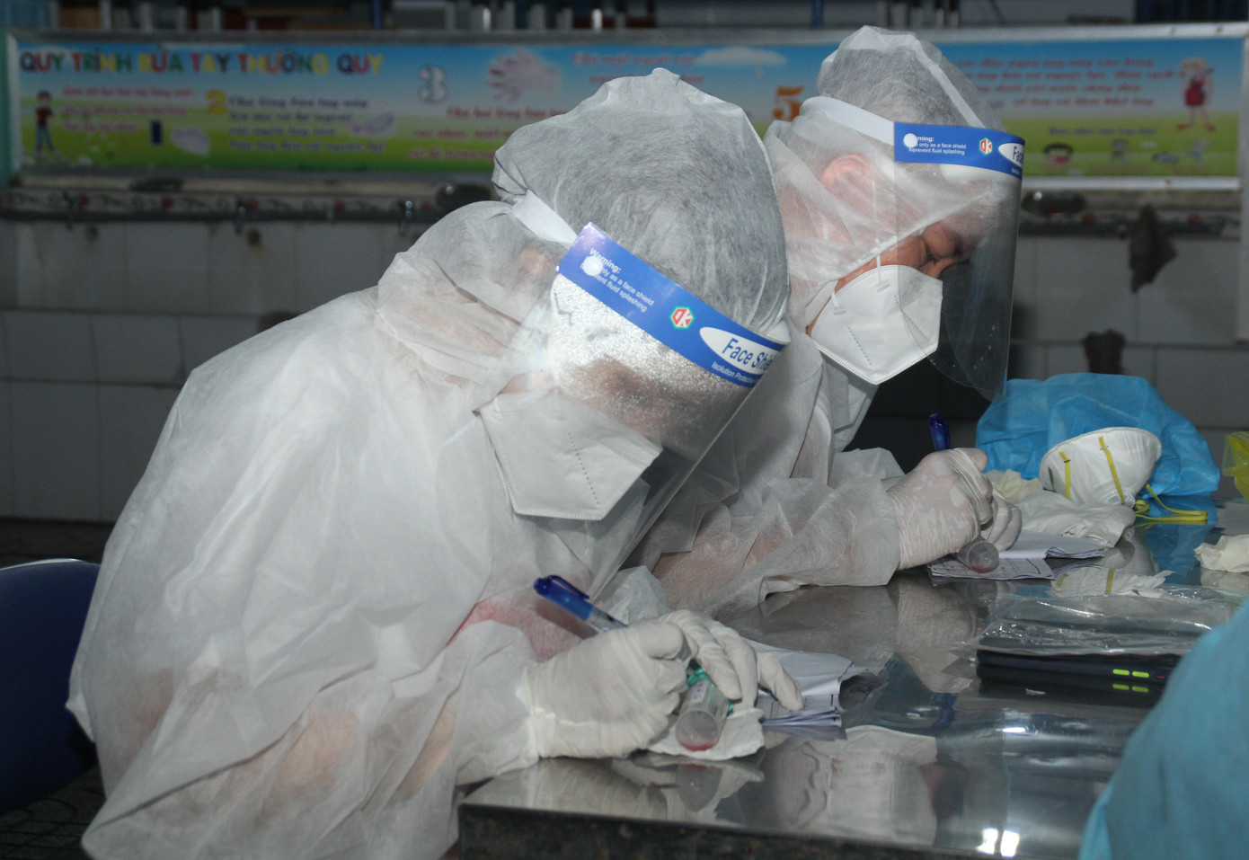 Ngọc Hà trong trang phục bảo hộ kín mít tham gia hỗ trợ lấy mẫu xét nghiệm tại quận Bình Tân. Ngọc Hà trong trang phục bảo hộ kín mít tham gia hỗ trợ lấy mẫu xét nghiệm tại quận Bình Tân.