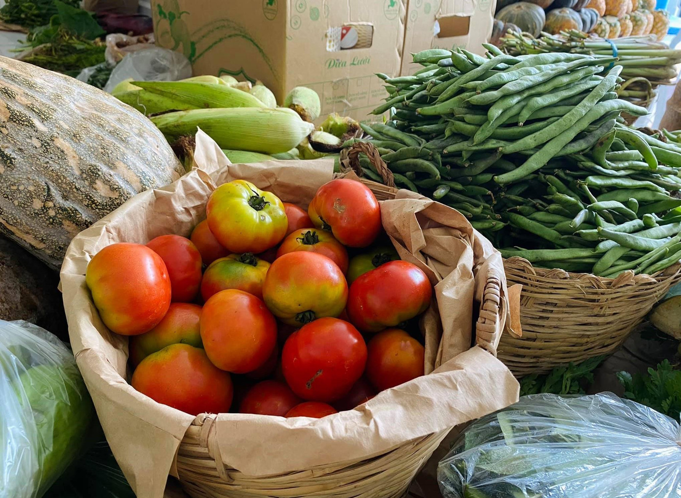 Rau tươi được tập kết về nhà của Hồng Vân và nhanh chóng được gửi tặng những nơi cần. (Ảnh: NVCC) Rau tươi được tập kết về nhà của Hồng Vân và nhanh chóng được gửi tặng những nơi cần. (Ảnh: NVCC)