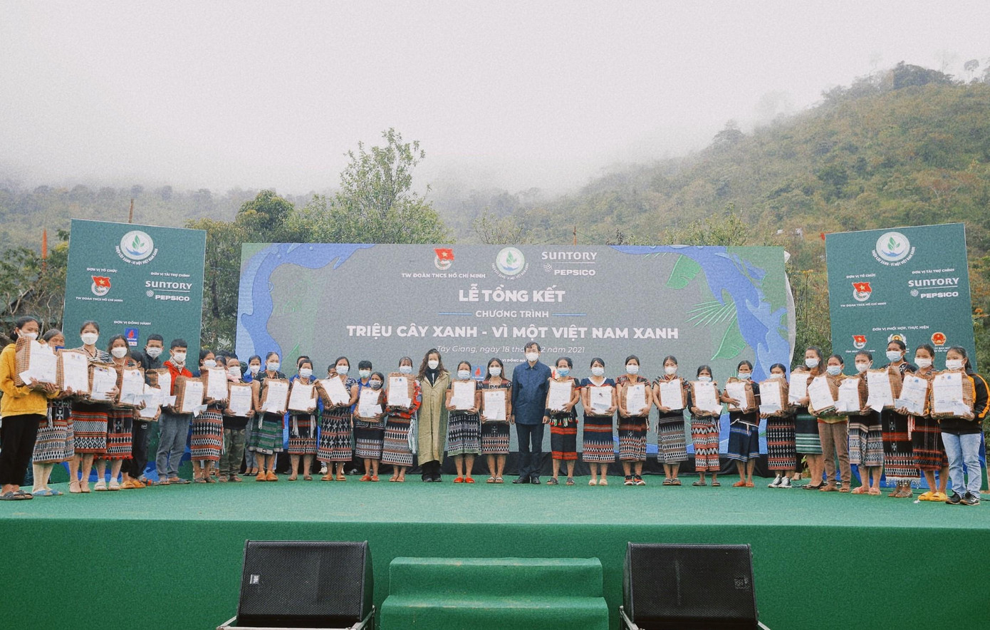 Tại lễ tổng kết, chương trình đã trao tặng những phần quà cho các hộ gia đình chính sách và các gia đình có hoàn cảnh khó khăn tại làng A Rầng, huyện Tây Giang - Ảnh: CTV Tại lễ tổng kết, chương trình đã trao tặng những phần quà cho các hộ gia đình chính sách và các gia đình có hoàn cảnh khó khăn tại làng A Rầng, huyện Tây Giang - Ảnh: CTV