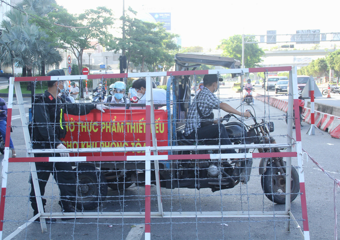 Ngoài đa phần có giấy tờ hợp lệ, có trường hợp buộc phải "quay đầu" do không chứng minh được việc đi đường là thiết yếu. Trong ảnh: Một xe được cho là chở thực phẩm thiết yếu nhưng không có giấy tờ đầy đủ nên được yêu cầu quay xe trở về.