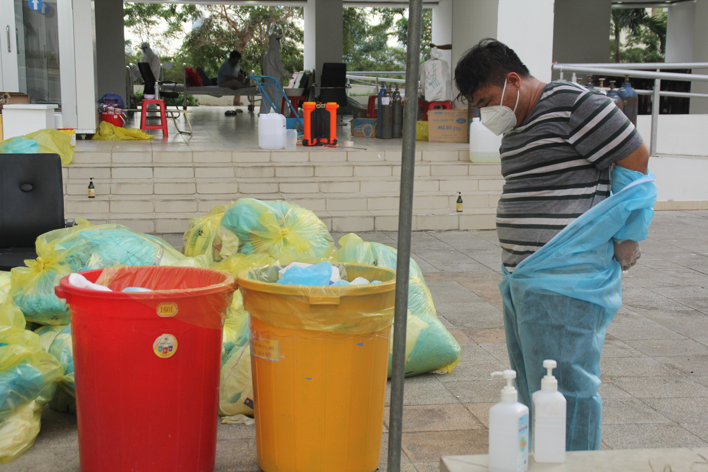 Trước khi rời khỏi khu điều trị, chăm sóc bệnh nhân, các nhân viên y tế, chiến sỹ phải tiến hành tháo đồ bảo hộ đúng quy trình và sát khuẩn kỹ càng. Trước khi rời khỏi khu điều trị, chăm sóc bệnh nhân, các nhân viên y tế, chiến sỹ phải tiến hành tháo đồ bảo hộ đúng quy trình và sát khuẩn kỹ càng.