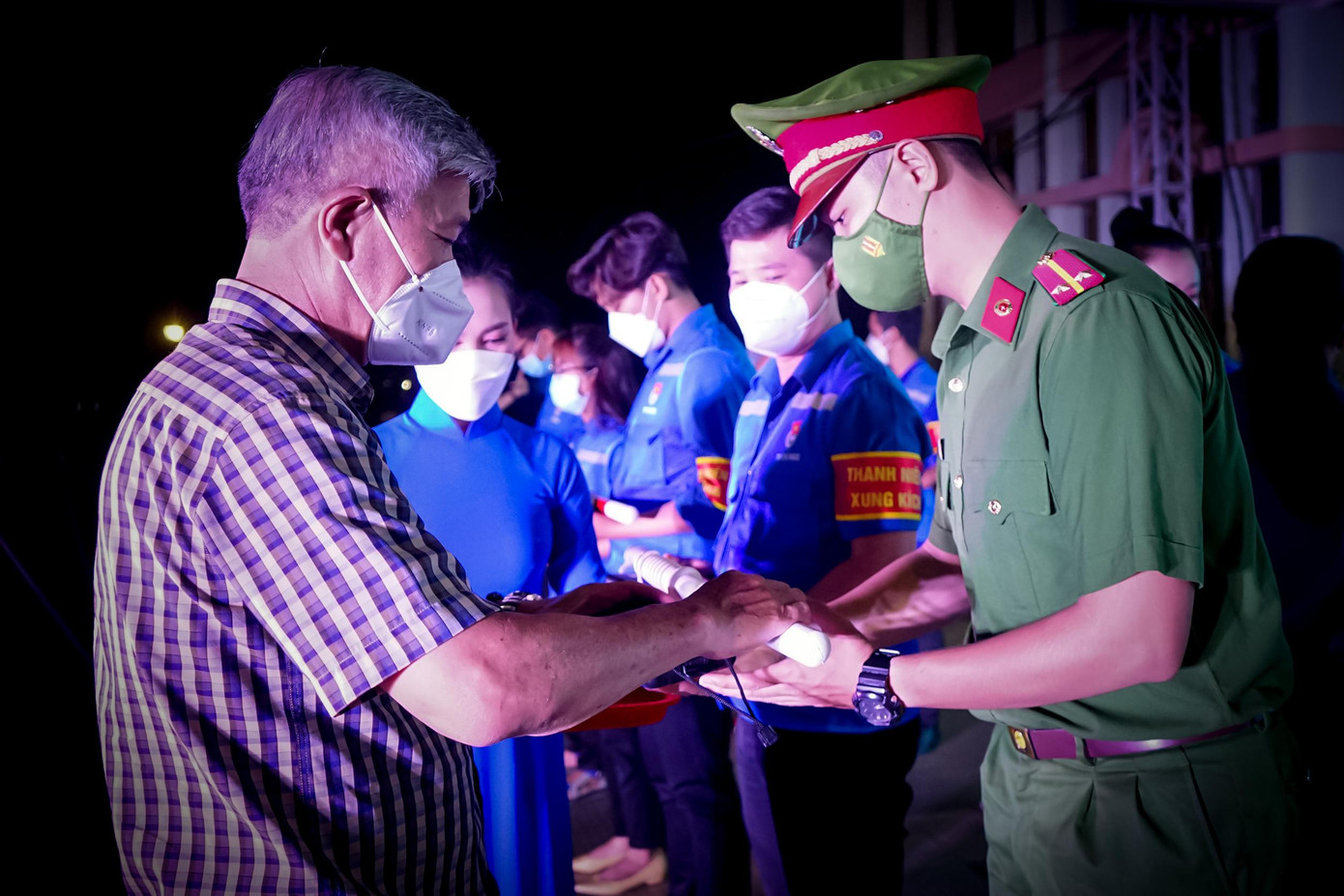 Lãnh đạo TP. Thủ Đức trao trang thiết bị, công cụ phòng chống tội phạm cho các chiến sĩ, đoàn viên thanh niên để tham gia thực hiện nhiệm vụ.