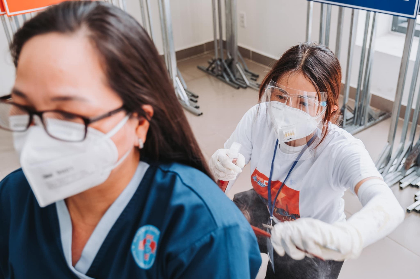 Các văn nghệ sỹ chung tay mang lại mái tóc mới gọn gàng, đẹp đẽ cho các nhân viên y tế. (Ảnh: Neih Nguyen)