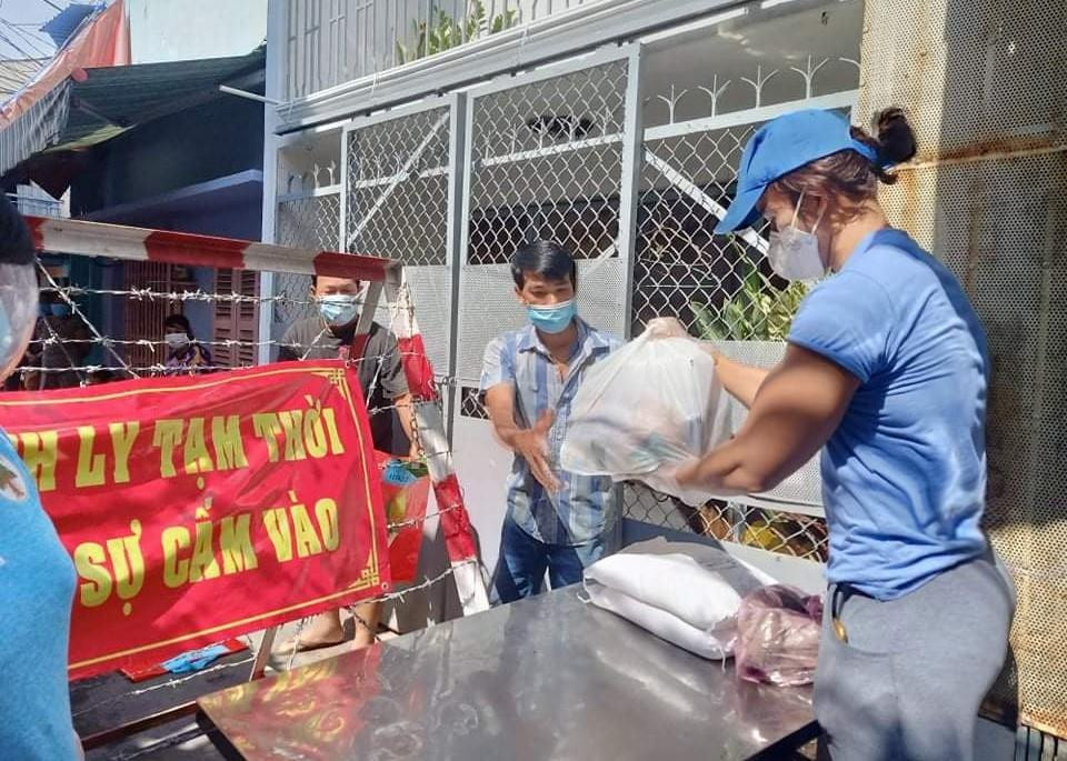 Chàng trai 9x trong một lần gửi quà vào khu cách ly (Ảnh: FBNV) Hiện nay, trước tình hình giãn cách xã hội nghiêm ngặt, Lâm Quách triển khai đặt cơm tại bàn ở một số khu vực để người dân có thể tự đến lấy. Hoạt động "Phần ăn nghĩa tình" sẽ được duy trì đến hết thời gian giãn cách xã hội. Chàng trai 9x trong một lần gửi quà vào khu cách ly (Ảnh: FBNV) Hiện nay, trước tình hình giãn cách xã hội nghiêm ngặt, Lâm Quách triển khai đặt cơm tại bàn ở một số khu vực để người dân có thể tự đến lấy. Hoạt động "Phần ăn nghĩa tình" sẽ được duy trì đến hết thời gian giãn cách xã hội.